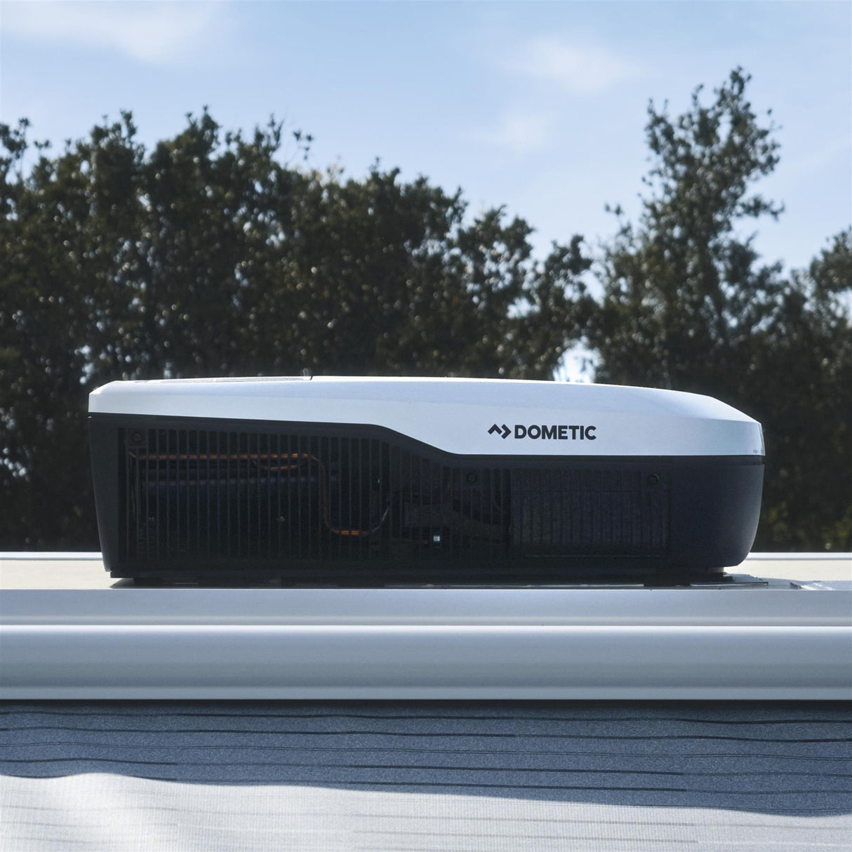 Dometic FreshJet FJX4 1500M Roof Air Conditioner White for Motohome Caravans